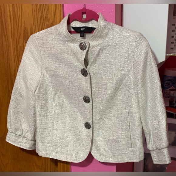 EUC. Missimo Cropped White Blazer with button & pockets. Slightly boxy & cropped - Picture 2 of 7